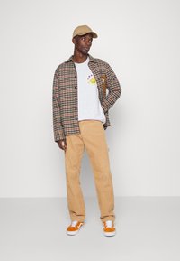 Market PIECE OF MIND UNISEX - T-shirt estampada - ash