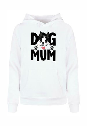 Weißer Hoodie mit dem Text "DOG MUM" in fetten schwarzen Buchstaben, einer Grafik eines Hundes mit Ohren und Akzenten wie Pfotenabdrücken und einem Herzen.