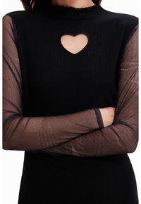 Robe noire côtelée avec une découpe en forme de cœur au niveau de l'encolure, complétée par des manches en résille transparente à motif, agrémentées d'un subtil design textuel.