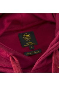 Bordeaux hoodie met een zachte textuur, voorzien van een zwart label met de tekst "AS Roma Official Product," maat S, en "Gemaakt in Europa."