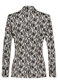 Chaqueta con estampado que presenta un diseño abstracto en blanco y negro con acentos marrón rojizo. Mangas largas y un cuello clásico.