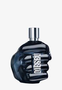 Czarna szklana butelka perfum w kształcie zaciśniętej pięści, z metalową etykietą z napisem "DIESEL" oraz srebrną pokrywką na górze.