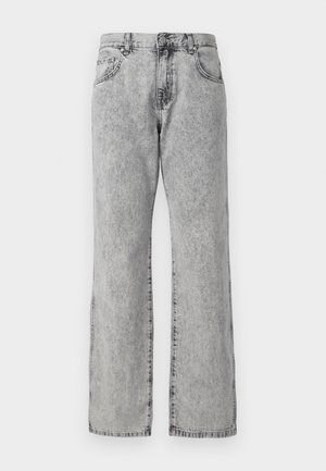 Svijetlo sivi traper široke nogavice s izblijedjelim završetkom, klasični dizajn s pet džepova, kopčanje na dugme i šivani detalji.