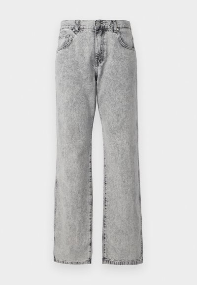 Jeans de denim cinza claro, de perna larga, com um acabamento desbotado, design clássico de cinco bolsos, fecho de botão e detalhes costurados.