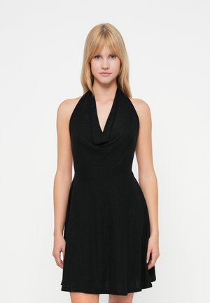 Rochie halter neagră cu decolteu drapat, bust ajustat și fustă evazată. Fabricată dintr-un material neted, elastic.