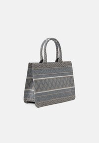 Wizytowa torba z plecionego materiału w kolorze niebieskim i szarym, z pionowymi i poziomymi wzorami, wyposażona w dwa uchwyty i o strukturalnym kształcie.