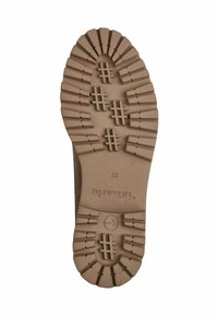 Suola di gomma marrone con una texture e un battistrada modellato per la presa. Presenta creste e indentazioni variabili per trazione e durata.