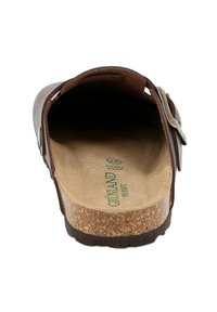 Sandal in pelle marrone con soletta in sughero, fibbia metallica regolabile e suola testurizzata. L'interno mostra il nome del marchio stampato.