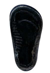 Czarna gumowa wkładka z teksturowaną powierzchnią i konstrukcją wsparcia łuku. Posiada rowki i wzory zapewniające przyczepność, zwężające się w kierunku pięty.