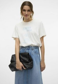 Witte T-shirt met blauwe "Coffee Skater" graphic, gecombineerd met een hoogzit denimrok. Houdt een gekreukte zwarte leren tas vast.