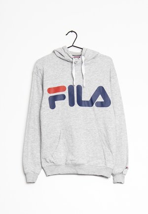 Jasnoszara bluza z kapturem z białymi troczkami, przednią kieszenią oraz dużym granatowo-czerwonym logo FILA na piersi, zawieszona na czarnym wieszaku.
