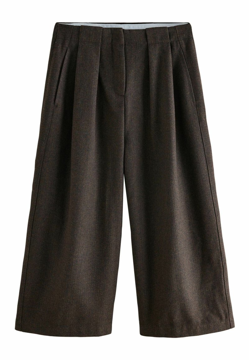 Pantaloni maro cu talie înaltă și picioare largi, cu pliseuri frontale, buzunare laterale și un model discret în herringbone.