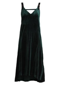 Samtgrünes Kleid mit V-Ausschnitt, schmalen Trägern und asymmetrischem Saum. Glatte Textur, minimale Details und eine fließende Silhouette.