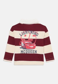 Langermet, stripete polo skjorte i maroon og krem med et grafisk motiv av Lightning McQueen og teksten "Lightning 95" på baksiden.