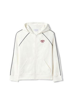 Witte zip-up hoodie met zwarte biezen op de mouwen en schouders, voorzakken en een klein rood "Boston 96" logo op de borst.