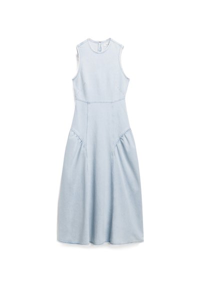Robe en denim sans manches de couleur bleu clair, avec un col rond, des coutures en panneaux et des accents froncés au niveau de la jupe. Longueur au genou, texture lisse.
