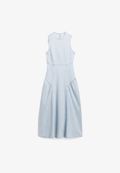 Robe en denim sans manches de couleur bleu clair, avec un col rond, des coutures en panneaux et des accents froncés au niveau de la jupe. Longueur au genou, texture lisse.
