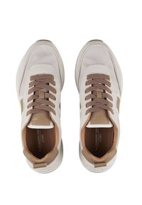 Sneaker beige con accenti marroni, dotate di un superiore in tessuto liscio, lacci piatti, colletto imbottito e suola in gomma.