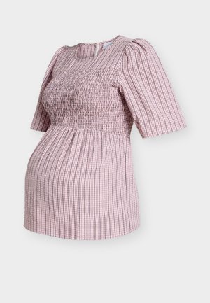 Ροζ και λευκό ριγέ πουκάμισο εγκυμοσύνης με σφηκοφωλιά στο στήθος, κοντά φουσκωτά μανίκια και στρογγυλή λαιμόκοψη με κούμπωμα στο πίσω μέρος.