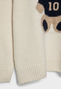 Ljust stickad tröjärm med ribbad mudd och delvis teddy-bears-design i beige och marinblått med siffran 10 på björnens tröja.