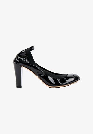 CHANEL, Escarpins à talons hauts - black