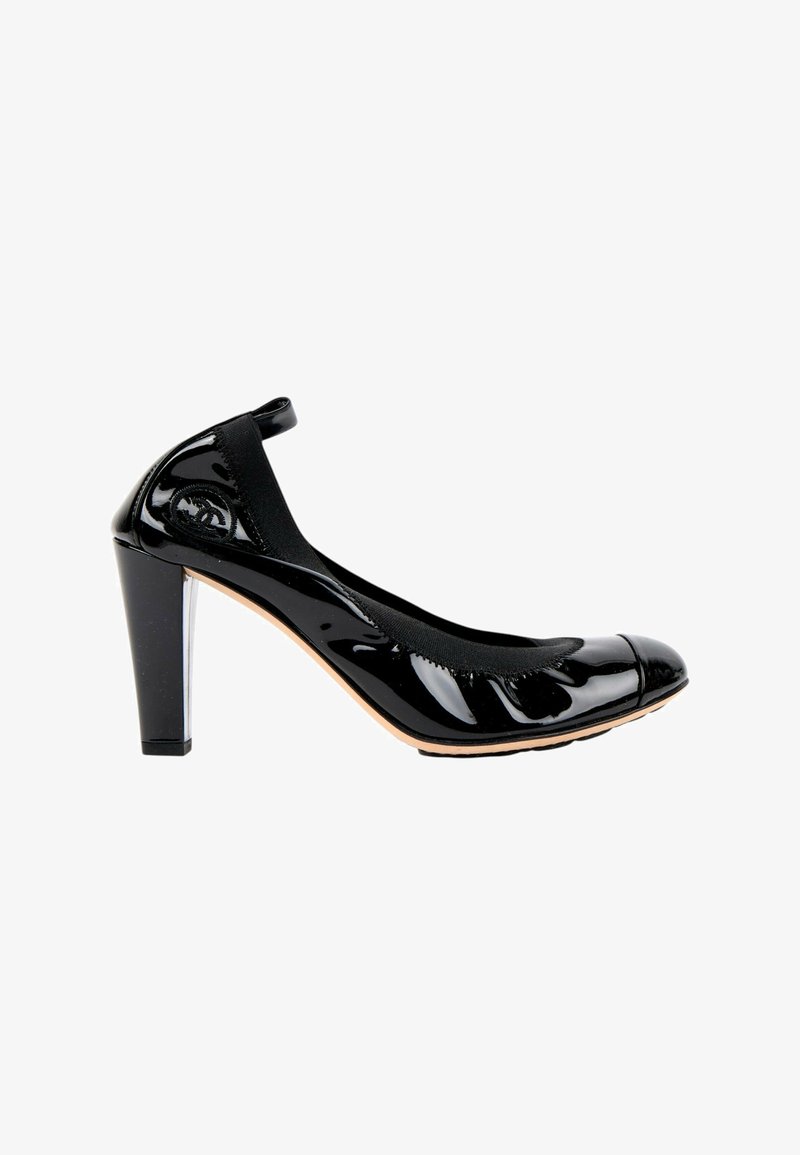 Escarpin en cuir verni noir à talon moyen, avec bord élastique, bout arrondi et finition brillante, vu de côté sur fond blanc.