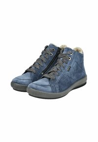 Scarpe high-top in suede blu con finitura testurizzata, lacci grigi, cerniera laterale e fodera in pelliccia. Suola in gomma con design sagomato.