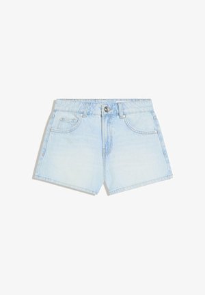 Vaaleansiniset farkkushortsit, joissa on etunappi, vetoketju, vyölenkit ja viiden taskun malli valkoisella taustalla.