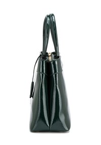 Groene patenten leren tote bag met dubbele handvaten, een gestructureerde vorm en een glanzende afwerking. Beschikt over een ritsclosure en een labeldetail.