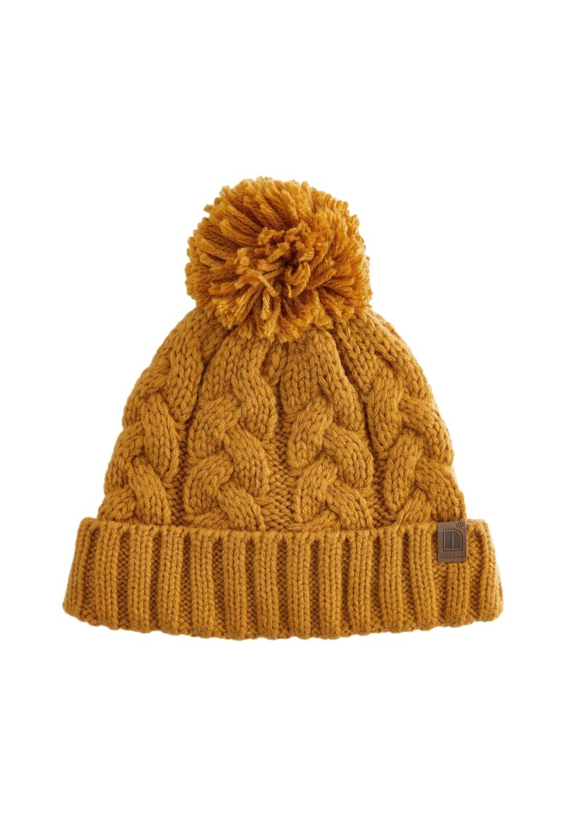 Stickad gul mössa med en pom-pom på toppen, med ett flätat mönster och en ribbad kant. En liten logotyp-patch finns på sidan.