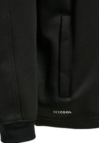 Schwarze Sportjacke mit weicher, glatter Textur, Seitentasche und "BEECOOL"-Markenaufdruck am Saum.