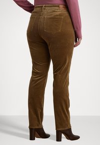 Lauren Ralph Lauren Woman STRETCH CORDUROY STRAIGHT TROUSER - Broek - honey
