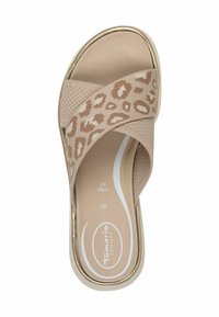 Sandaler med leopardtryck i beige, med tvärgående remmar, en vadderad innersula och en texturerad tygdesign med en slät botten.