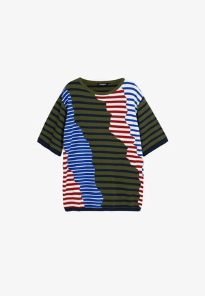 Ribadest roheline, punane, sinine ja valge lühikeste varrukatega T-särk, millel on lõdvestunud lõige. Omab erineva laiusega horisontaalseid ribasid ja ümarat kaelust.