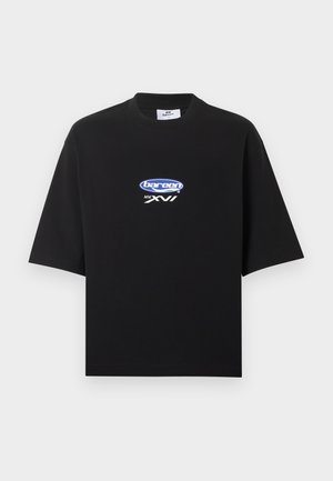 T-shirt nera oversize con maniche corte, con logo blu e bianco "bareen MM XVI" centrato sul petto.
