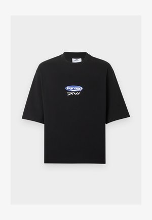 T-shirt nera oversize con maniche corte, con logo blu e bianco "bareen MM XVI" centrato sul petto.