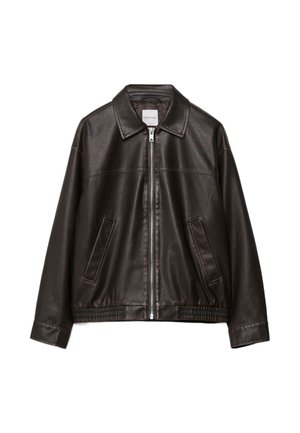 Črna usnjena jakna z zadrgo spredaj, špičastim ovratnikom, dvema poševnima žepoma in elastičnim robom na belem ozadju.