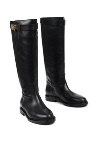 Czarno skórzane buty do kolan o gładkiej teksturze, z akcentem w postaci złotej klamry i niskim, szczelinowym obcasem. Klasyczny, elegancki design.