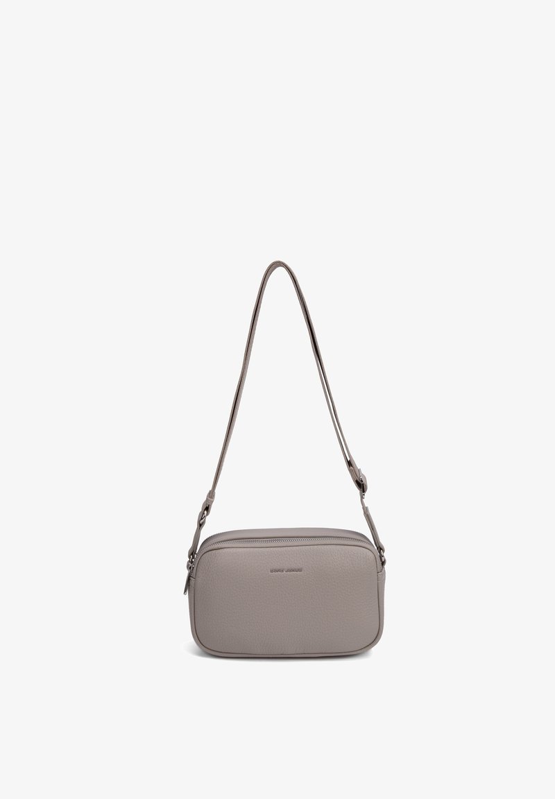Petit sac bandoulière en cuir gris avec bandoulière réglable et fermeture zippée sur le dessus.