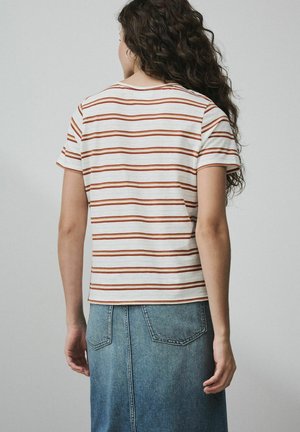 Next, REGULAR FIT - SHORT SLEEVE CREW NECK T-SHIRT . - Nyomott mintás póló - orange stripe