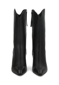 Botas de cuero negras hasta el tobillo con punta afilada, tacón alto y corte ondulado en la parte superior, que cuentan con una cremallera lateral para el cierre.