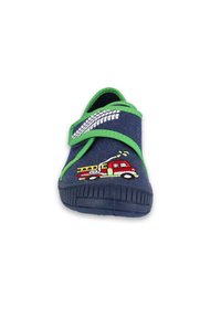 Navyfarbene Stoffschuhe mit grünen Akzenten, Klettverschluss und Reifenprofil-Design; mit gesticktem Feuerwehrwagen-Detail an der Seite.