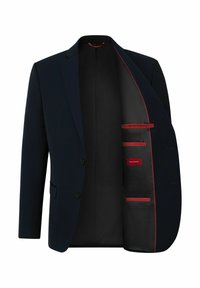 Marineblauwe blazer gemaakt van stof, enkelreeks ontwerp, twee knopen, rode binnenaccenten, vier binnenzakken, strakke revers.