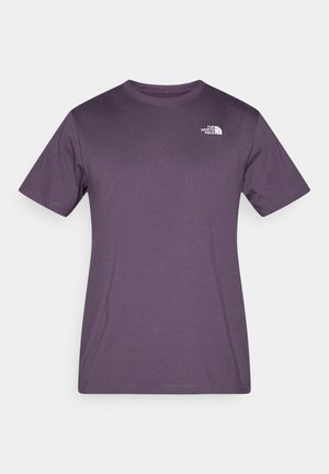 Īsai piedurkņu violetas krāsas T-krekls no gludas auduma. Uz kreisās augšējās puses atrodas mazs balts logotips, un tam ir klasiskas aizmugures apstrādes izgriezums.