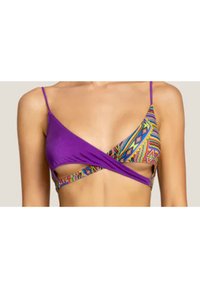 Top bikini viola con coppe triangolari, lati con tagli e spalline colorate decorate con motivi geometrici. Tessuto dal tocco liscio.