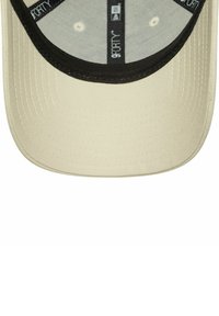 Beige Baseballkappe von unten betrachtet, mit einem schwarzen Innenband, das mit "9FORTY" beschriftet ist.