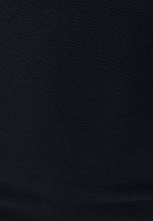 Čierna tkanina s textúrovaným vzorom pripomínajúcim vlny. Materiál vyzerá mäkko a ľahko, vhodný na odevy alebo čalúnenie.