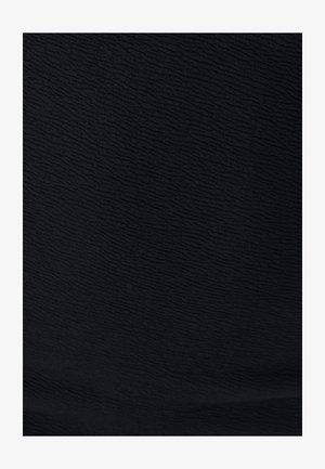 Čierna tkanina s textúrovaným vzorom pripomínajúcim vlny. Materiál vyzerá mäkko a ľahko, vhodný na odevy alebo čalúnenie.