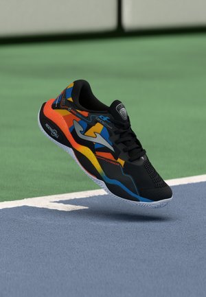 Chaussure de sport noire avec des accents colorés en orange, bleu et jaune. Présente une surface texturée et une semelle en caoutchouc blanc avec un motif de semelle.