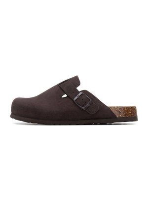 Zueco de ante marrón con puntera redondeada, tira ajustable con hebilla y plantilla de corcho natural. Suela texturizada para agarre y estabilidad.